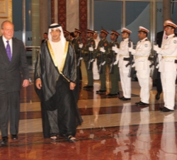Su Majestad el Rey junto a Su Alteza el Jeque Mansour bin Zayed Al Nahyan, a su paso por el cordón de honor, a su llegada a Abu Dhabi.